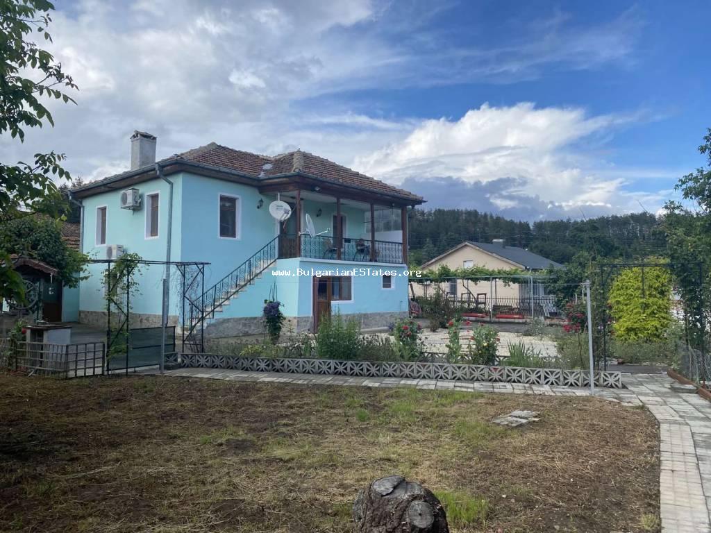 Kaufen Sie ein renoviertes Haus im Dorf Fakia, nur 55 km von Burgas und dem Meer in Bulgarien entfernt.