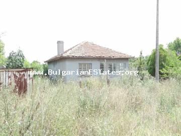 Kaufen Sie billiges altes Haus mit großem Garten im Dorf Zagortsi, nur 40 km von der Stadt Burgas und dem Meer in Bulgarien entfernt, 10 km von der Stadt Sredets, Bulgarien.