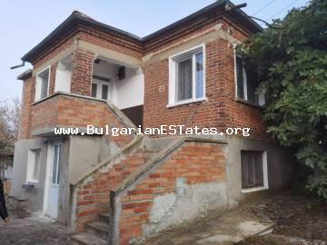 Ein massives zweistöckiges Haus zum Verkauf im Dorf Venets in Bulgarien, nur 65 km von der Stadt Burgas und dem Meer und 12 km von der Stadt Karnobat entfernt.