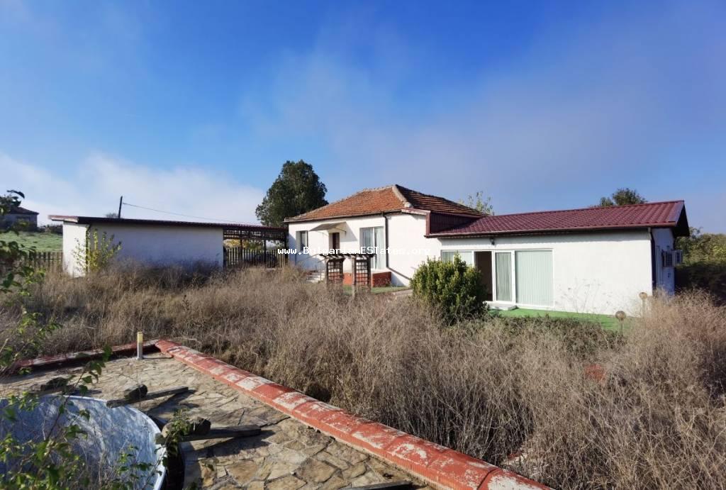 Kaufen Sie ein neues Haus mit drei Schlafzimmern und einem riesigen Garten im Dorf Devetak in Bulgarien, nur 60 km von der Stadt Burgas und dem Meer und 15 km von der Stadt Karnobat entfernt. Immobilien in Bulgarien.