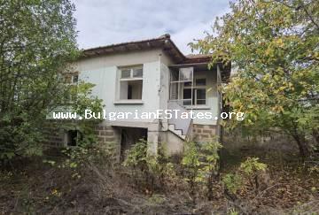 Ein zweistöckiges Haus mit großem Garten zum Verkauf in Bulgarien, es liegt im Dorf Suhodol, nur 35 km von der Stadt Burgas und dem Meer entfernt. Immobilien in Bulgarien !!!