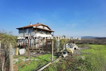 WUNDERSCHÖNES PANORAMA! NAHE BURGAS! VIEL PLATZ! FRIEDEN UND RUHE! NATUR!Kaufen Sie ein zweistöckiges Haus im Dorf Polski Izvor, nur 15 km vom Meer und Burgas entfernt. Immobilie in Bulgarien !!