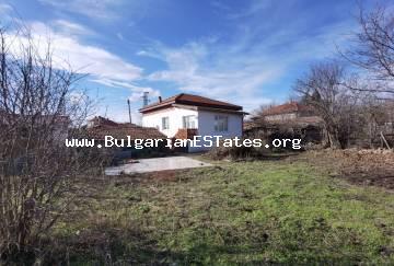 TOP ANGEBOT!!! Teilrenoviertes Haus zum Verkauf im Dorf Karanovo, nur 33 km von Burgas und 8 km von der Stadt Aytos entfernt.