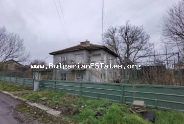 Zum Verkauf ein massives zweistöckiges Haus mit großem Garten 2380qm im Dorf Livada, nur 20 km von Burgas und dem Meer entfernt. Immobilien in Bulgarien !!