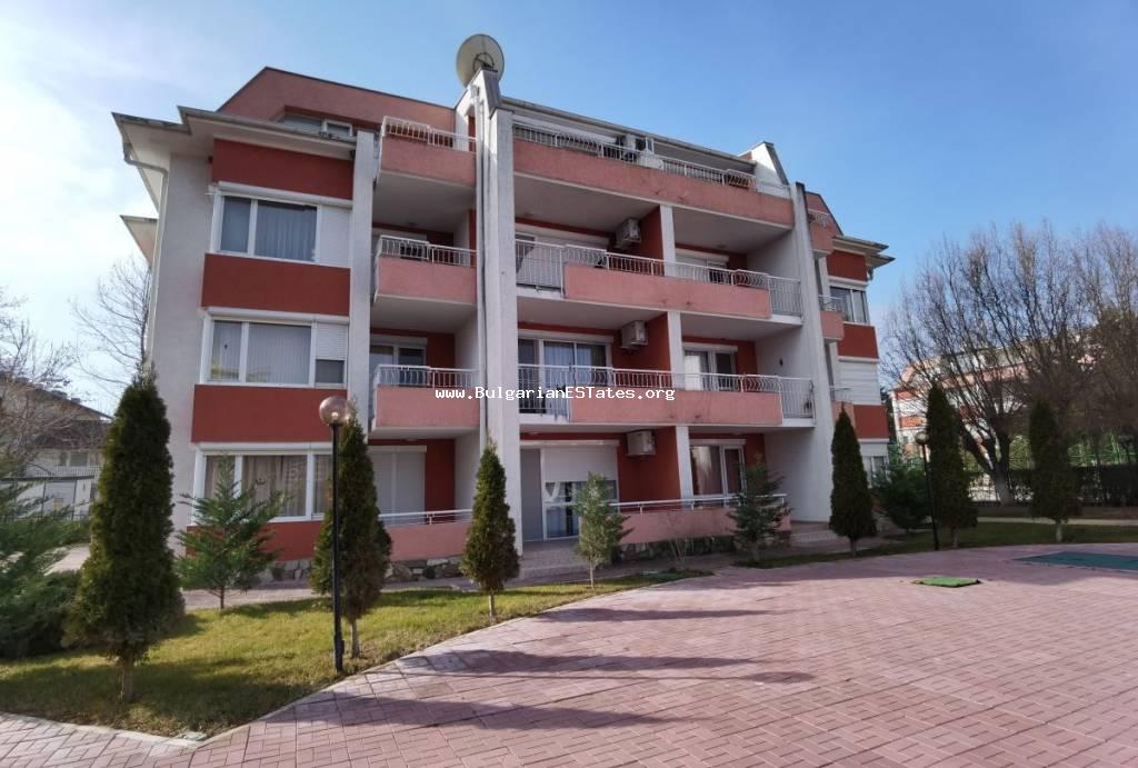 Geräumige Wohnung mit einem Schlafzimmer zum Verkauf in Bulgarien, in einem geschlossenen Komplex Sunny Fort, nur 400 Meter vom Strand und 500 Meter vom Zentrum entfernt. Kaufen Sie eine Wohnung in Bulgarien.