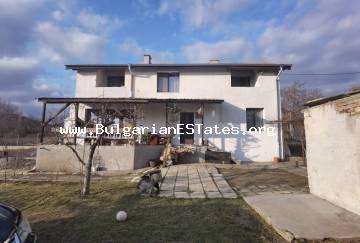 Massives zweistöckiges Haus mit großem Hof zum Verkauf in Bulgarien. Es liegt im Dorf Kamenar, nur 6 km von der Stadt Pomorie und dem Meer entfernt. Immobilien in Bulgarien zu verkaufen.