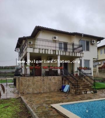 Kaufen Sie ein neues zweistöckiges Haus mit Swimmingpool im Dorf Laka, 13 km von Burgas und 10 km von Pomorie entfernt.