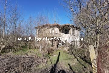 Kaufen Sie ein altes zweistöckiges Haus mit großem Garten im Dorf Zornitsa, nur 50 km von der Stadt Burgas und dem Meer entfernt.Immobilien zum Verkauf in Bulgarien.