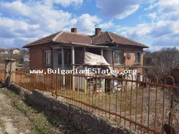 Immobilien zum Verkauf im Dorf Stefan Karadjovo, nur 65 km von der Stadt Burgas und dem Meer, 30 km von der Stadt Elhovo und 50 km vom Kontrollpunkt mit der Türkei entfernt.