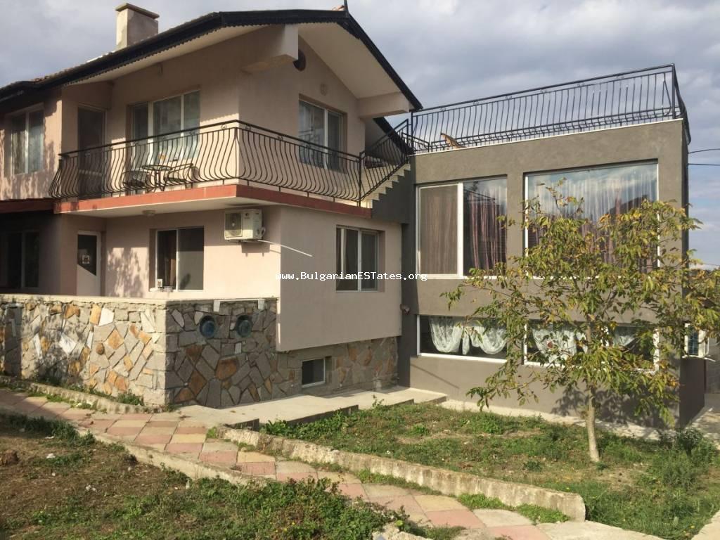 Massives, renoviertes Haus zum Verkauf im Dorf Tvarditsa, nur 9 km vom Meer und der Stadt Burgas und 3 km vom Staudamm "Mandra", Bulgarien, entfernt.