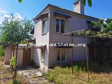 Verkauf eines renovierten zweistöckigen Hauses im Dorf Zornitsa, nur 50 km von der Stadt Burgas und dem Meer entfernt. Kaufen Sie eine Immobilie in Bulgarien.