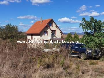 Ein neues, möbliertes Haus auf zwei Etagen steht zum Verkauf im Dorf Medovo, nur 14 km vom Sonnenstrand und dem Meer entfernt, 27 km von der Stadt Burgas, Bulgarien!