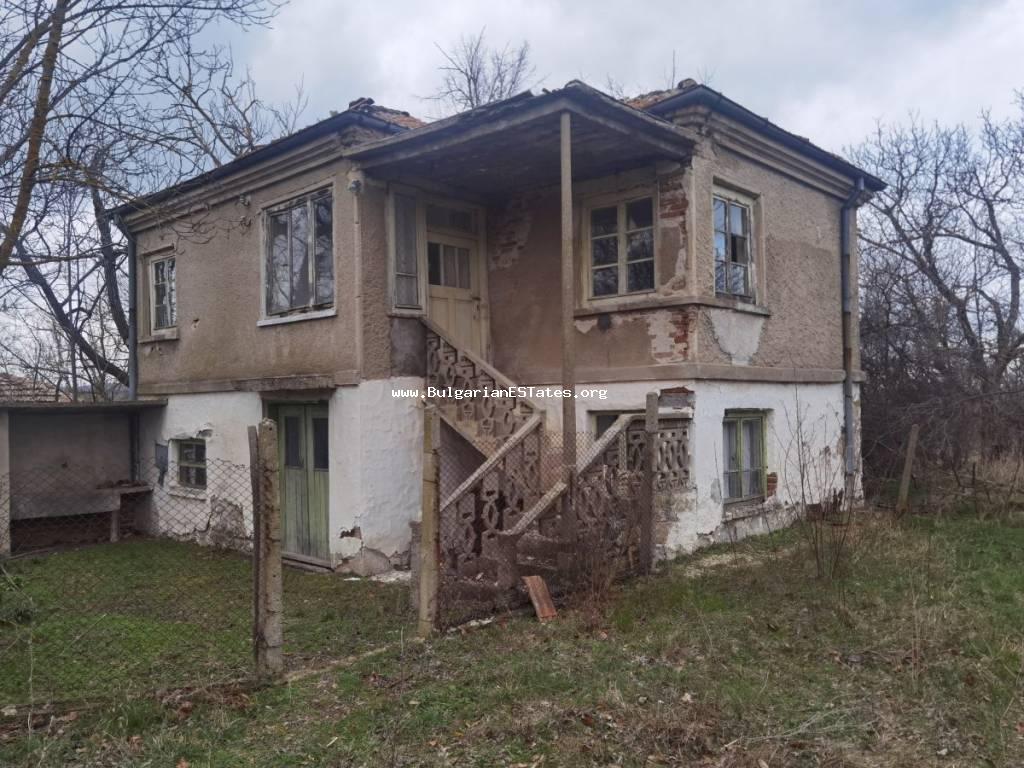 Immobilien zum Verkauf in Bulgarien. Kaufen Sie ein rentables zweistöckiges Haus mit einem großen Garten im Dorf Voinika, nur 52 km von der Stadt Burgas, 27 km von der Stadt Sredets und 30 km von der Stadt Yambol entfernt.