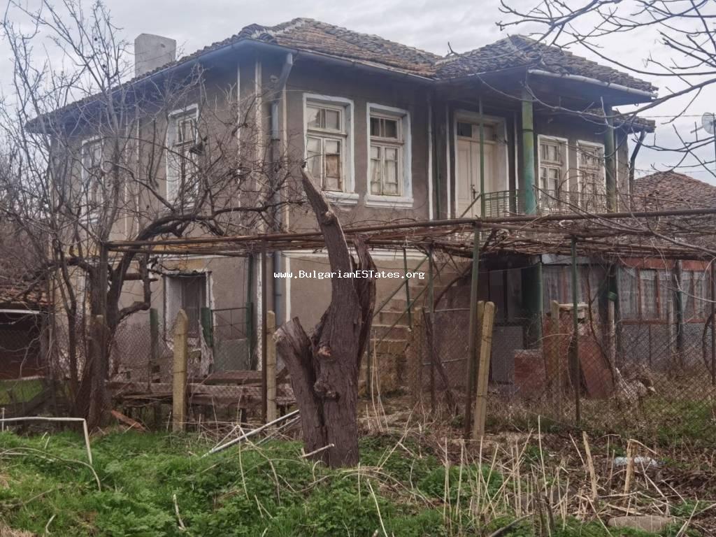 Ein altes zweistöckiges Haus zum Verkauf im Dorf Fakia, 55 km von der Stadt Burgas und dem Meer, Berg Strandzha, Bulgarien.