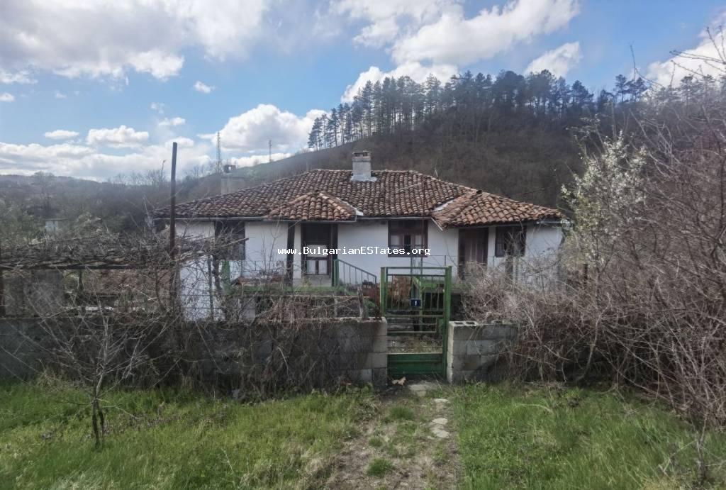 Kaufen Sie ein Haus in den Bergen, im Dorf Kosti, nur 22 km von der Stadt Tsarevo und dem Meer entfernt, Bulgarien.