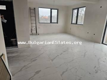 Kaufen Sie ein neues, modernes Haus im Dorf Polski Izvor, nur 12 km von der Stadt Burgas und dem Meer, Bulgarien entfernt.
