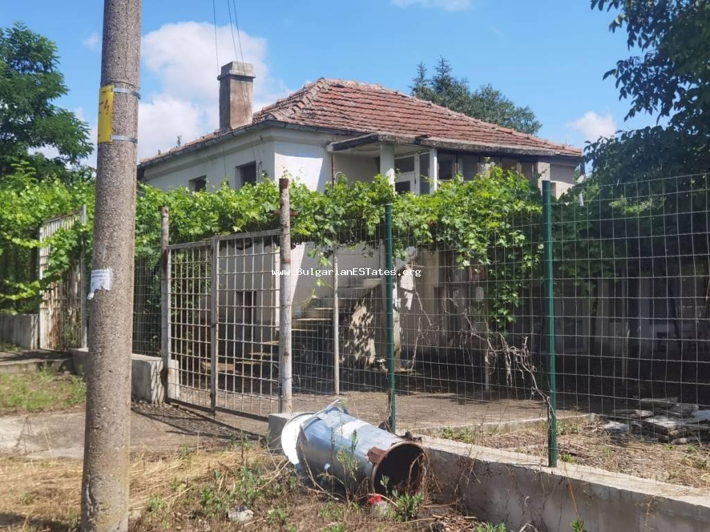 Einstöckiges Haus zum Verkauf im Dorf Dyulevo, nur 25 km von der Stadt Burgas und dem Meer, Bulgarien.