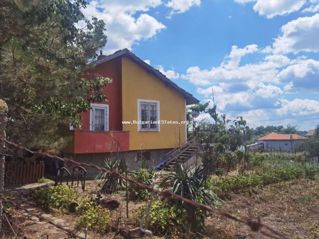 Kaufen Sie ein zweistöckiges Haus im Dorf Debelt, nur 15 km von der Stadt Burgas und dem Meer entfernt, Bulgarien.