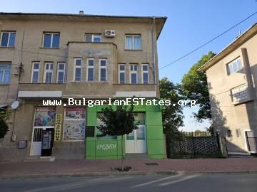 Ein riesiges dreistöckiges Haus zum Verkauf im Zentrum der Stadt Elhovo, nur 25 km vom Grenzübergang mit der Republik Türkei und 100 km entfernt von der Stadt Burgas und dem Meer.