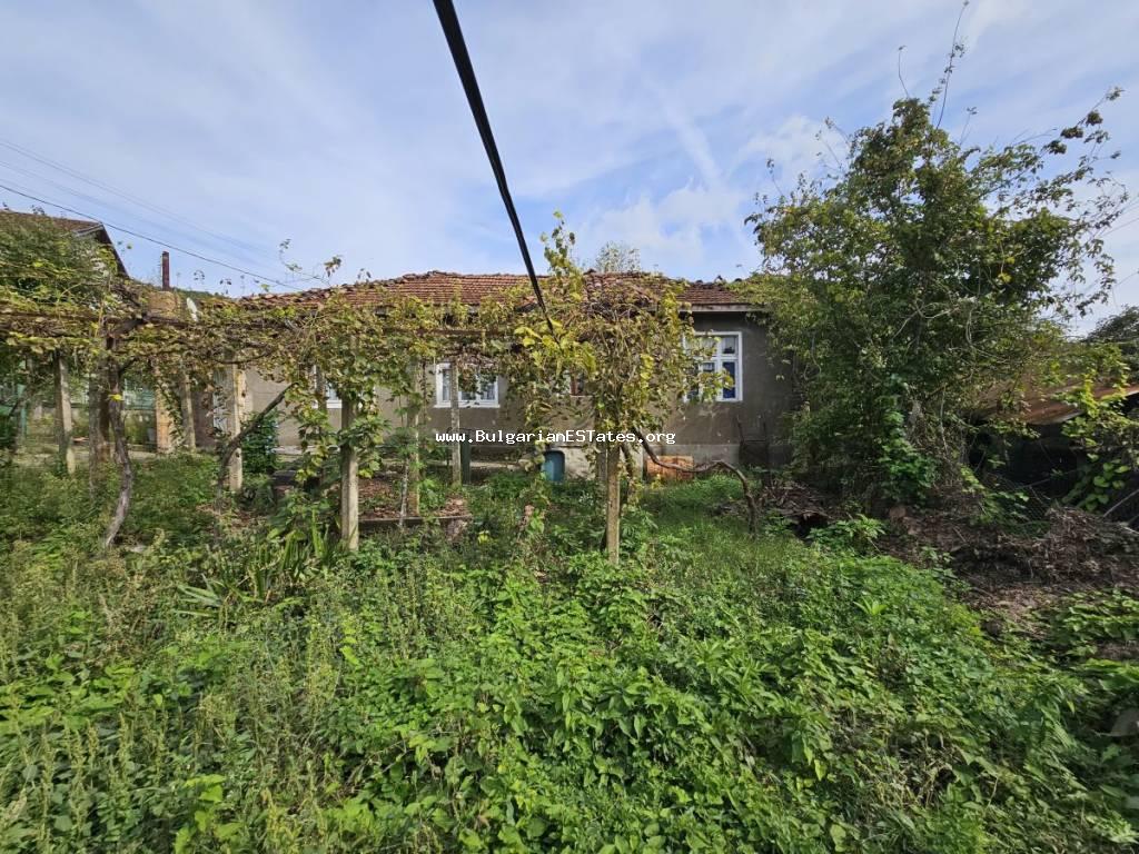 Kaufen Sie ein Haus in Strandzha Planina, Dorf Kosti, nur 22 km von der Stadt Tsarevo und dem Meer entfernt, Bulgarien.