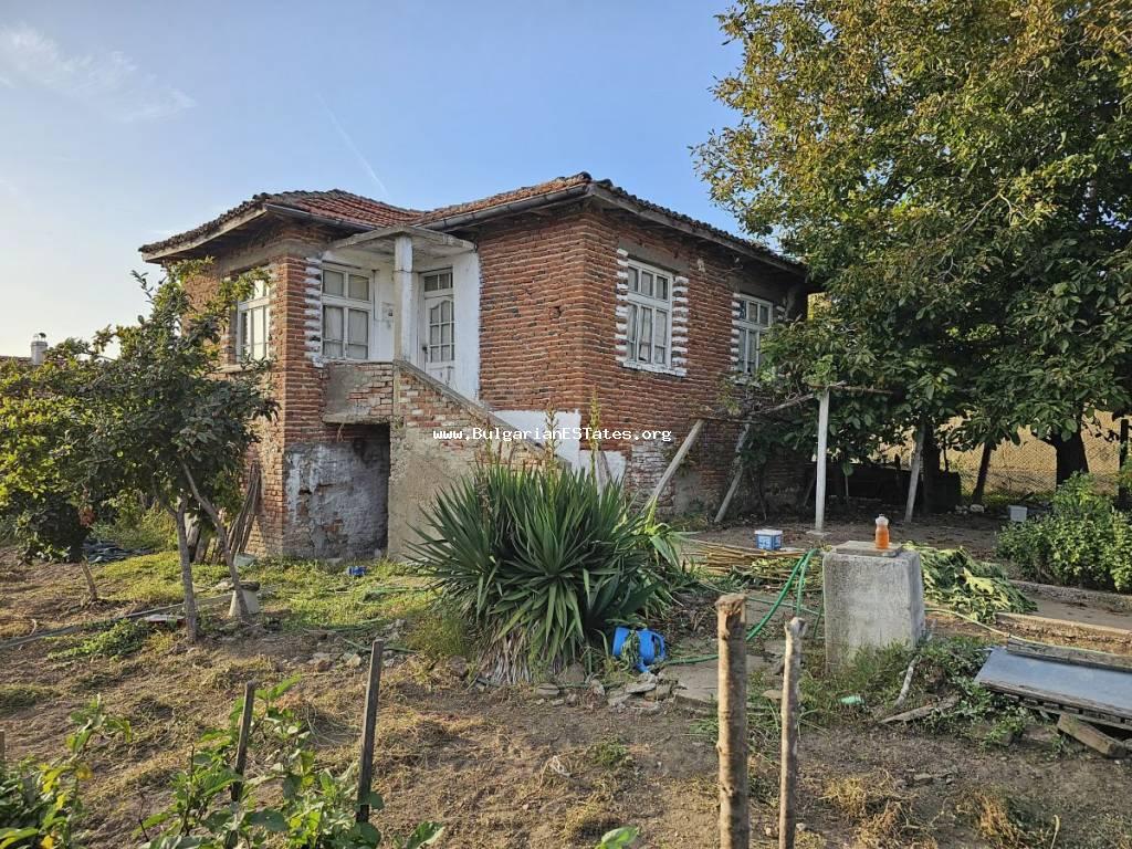 Kaufen Sie ein zweistöckiges Haus mit herrlichem Blick auf den Berg Strandzha im Dorf Brodilovo, nur 12 km entfernt. aus Zarewo und dem Meer, Bulgarien.