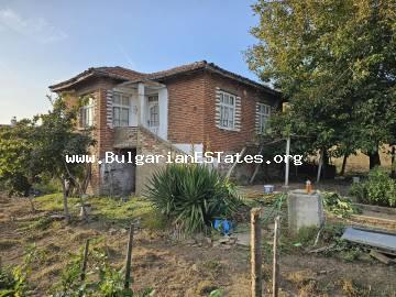 Kaufen Sie ein zweistöckiges Haus mit herrlichem Blick auf den Berg Strandzha im Dorf Brodilovo, nur 12 km entfernt. aus Zarewo und dem Meer, Bulgarien.