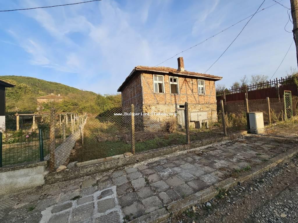 Kaufen Sie ein Haus mit herrlichem Blick auf den Berg Strandzha im Dorf Brodilovo, nur 12 km entfernt. aus Zarewo und dem Meer, Bulgarien.