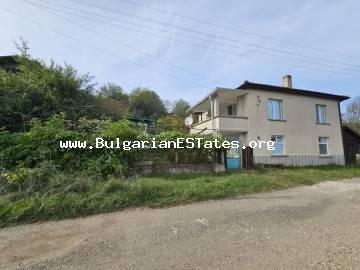 Wir verkaufen ein zweistöckiges Haus im malerischen Dorf Kosti in Strandschan, nur 22 km von der Stadt Zarewo und dem Meer, 40 km vom Grenzübergang zur Republik Türkei und 85 km von der Stadt Burgas, Bulgarien entfernt.