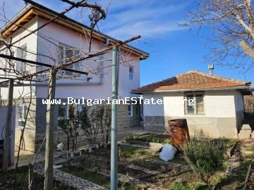 Wir bieten zum Verkauf ein renoviertes zweistöckiges Haus im Dorf Zornitsa, nur 46 km entfernt. von der Stadt Burgas und dem Meer. Kaufen Sie ein renoviertes Haus 46 km von Burgas, Bulgarien.