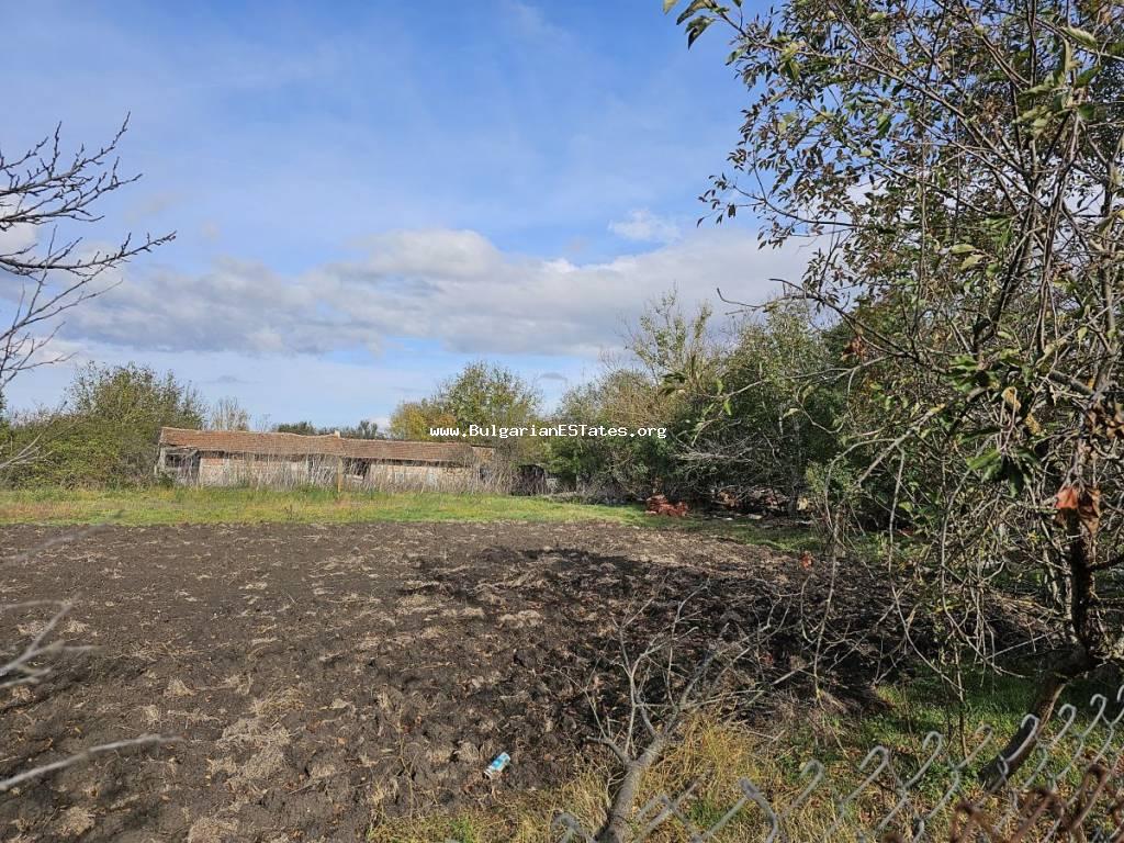 Kaufen Sie einen profitablen Garten mit einem alten Haus im Dorf Livada, nur 17 km von der Stadt Burgas und dem Meer entfernt, Bulgarien.