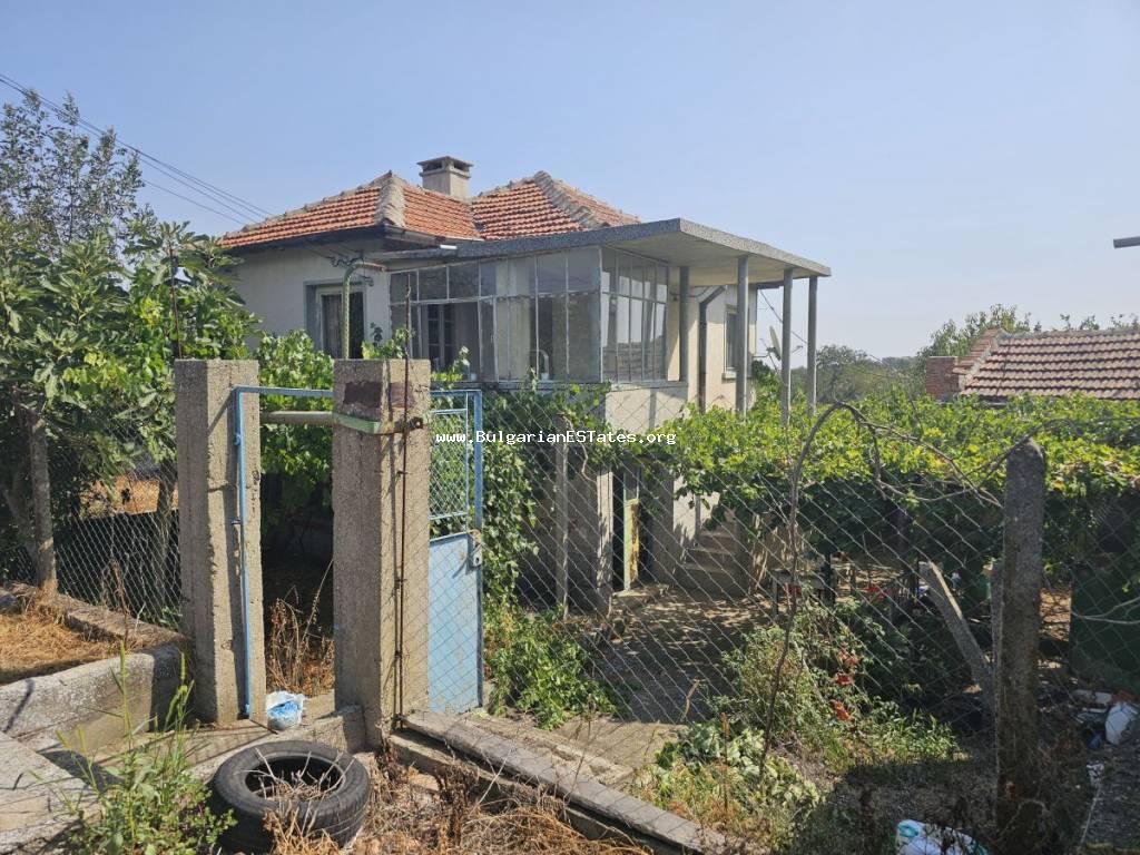 Haus zum Verkauf in Bulgarien. Kaufen Sie ein zweistöckiges Haus mit vielen zusätzlichen Gebäuden und einem Obstgarten im Dorf Voinika, nur 52 km von der Stadt Burgas, 27 кm von der Stadt Sredets und 30 km von der Stadt Yambol entfernt. Bulgarische Immobi