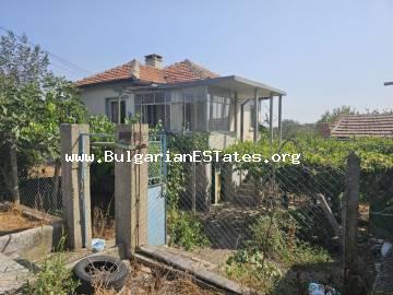 Haus zum Verkauf in Bulgarien. Kaufen Sie ein zweistöckiges Haus mit vielen zusätzlichen Gebäuden und einem Obstgarten im Dorf Voinika, nur 52 km von der Stadt Burgas, 27 кm von der Stadt Sredets und 30 km von der Stadt Yambol entfernt. Bulgarische Immobi