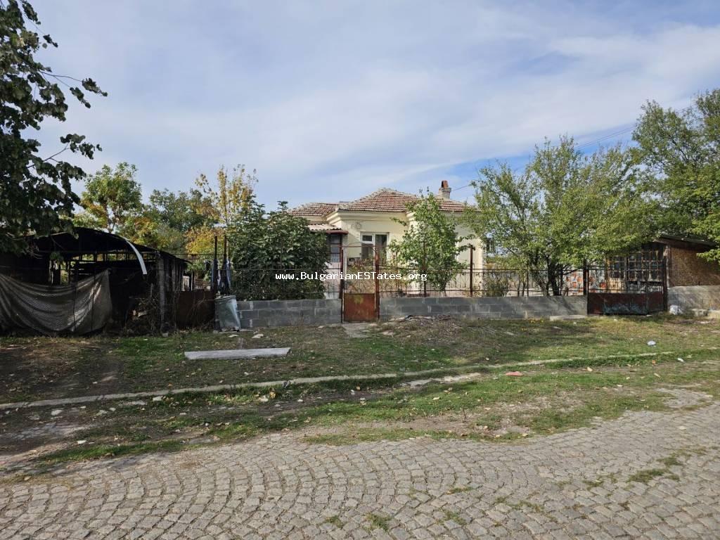 Immobilien zum Verkauf in Bulgarien. Verkauf eines bewohnbaren Hauses mit großem Garten im Dorf Rusokastro, nur 25 km entfernt von der Stadt Burgas und dem Meer! HOUS IN BULGARIEN !!!