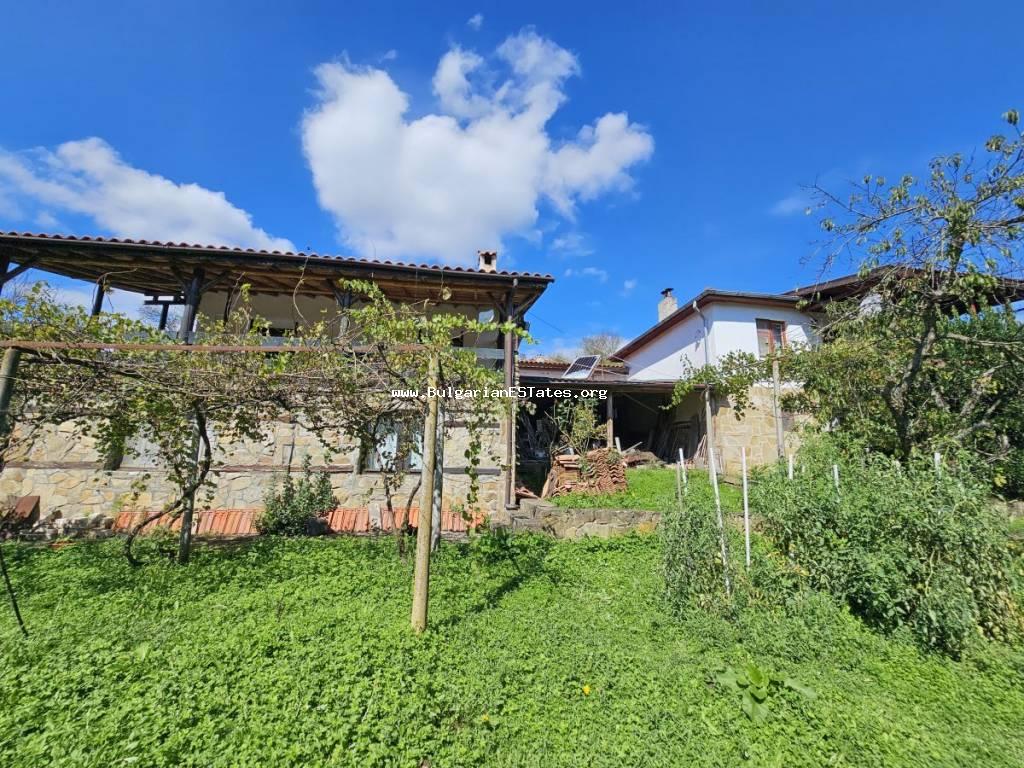 Zwei Häuser zum Verkauf in Bulgarien. Kaufen Sie diese Immobilien mit einer unglaublichen Aussicht im Dorf Kosti, Park Strandzha, nur 24 km von der Stadt Tsarevo und dem Meer entfernt! Immobilien in Bulgarien!!