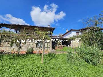 Zwei Häuser zum Verkauf in Bulgarien. Kaufen Sie diese Immobilien mit einer unglaublichen Aussicht im Dorf Kosti, Park Strandzha, nur 24 km von der Stadt Tsarevo und dem Meer entfernt! Immobilien in Bulgarien!!