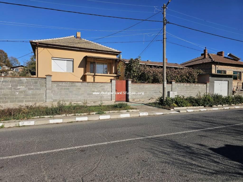 Bulgarian Estates Immobilien bietet zum Verkauf zwei Häuser mit großem Garten im Dorf Tvarditsa, nur 8 km von der Stadt Burgas und dem Meer entfernt, 3 km vom Mandra-Stausee, Bulgarien.Kaufen Sie eine Immobilie in Bulgarien!