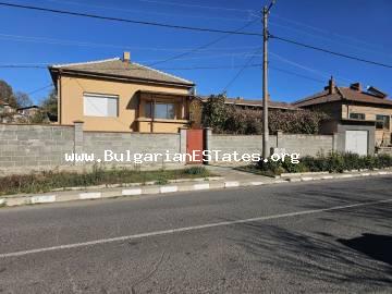 Bulgarian Estates Immobilien bietet zum Verkauf zwei Häuser mit großem Garten im Dorf Tvarditsa, nur 8 km von der Stadt Burgas und dem Meer entfernt, 3 km vom Mandra-Stausee, Bulgarien.Kaufen Sie eine Immobilie in Bulgarien!