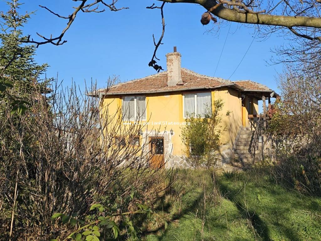 Kaufen Sie ein zweistöckiges Haus im Dorf Izvor, nur 13 km vom Meer und den Stränden des Stadtteils Kraimorie, Stadt Burgas, Bulgarien! Immobilien zum Verkauf in Bulgarien!