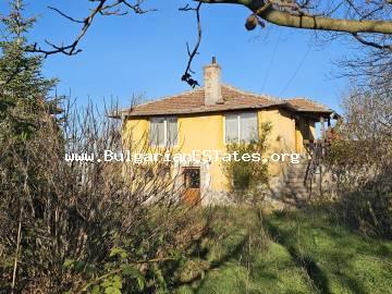 Kaufen Sie ein zweistöckiges Haus im Dorf Izvor, nur 13 km vom Meer und den Stränden des Stadtteils Kraimorie, Stadt Burgas, Bulgarien! Immobilien zum Verkauf in Bulgarien!