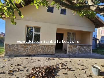 Verkauf eines teilweise renovierten Hauses im Dorf Veselie, nur 15 km von der Stadt Sozopol, dem Meer und einigen der schönsten Strände in Bulgarien entfernt! Kaufen Sie eine Immobilie in Bulgarien!