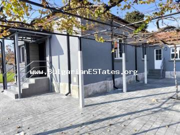 Bulgarian ESTates Immobilien bietet zum Verkauf zwei renovierte Häuser mit großem Grundstück im Dorf Gyulovtsa, nur 17 km von Sunny beach und dem Meer und 36 km von der Stadt Burgas, Bulgarien! Kaufen Sie ein renoviertes Haus am Meer in Bulgarien!