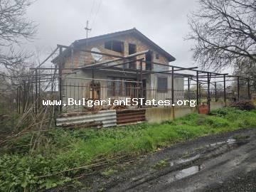 Zweistöckiges Haus zum Verkauf im Dorf Livada, Bulgarien – nur 20 km von Burgas und dem Meer sowie 20 km von der Stadt Sredets entfernt!!! Immobilie mit großem rechteckigem Grundstück und Entwicklungspotenzial!!!