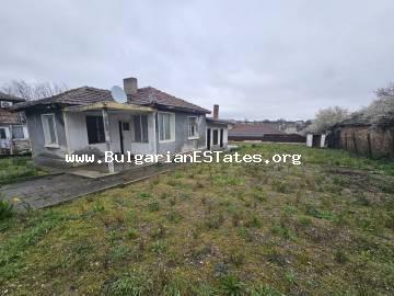 Haus zum Verkauf im Dorf Konstantinovo, Bulgarien – nur 10 km von Burgas und 15 km vom Meer entfernt!!! Bulgarische Immobilie mit Grundstück und ausgezeichneter Lage nahe der Stadt!!!