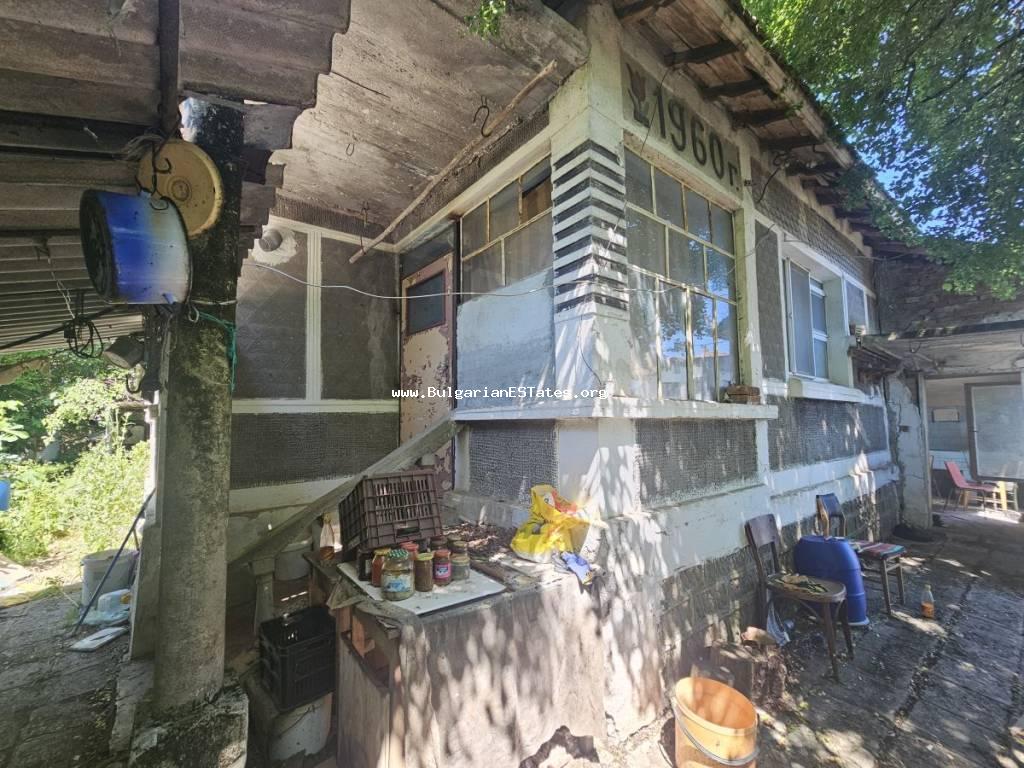 Haus zum Verkauf im Dorf Livada, Bulgarien – nur 20 km von Burgas und dem Schwarzen Meer sowie 20 km von der Stadt Sredets entfernt!!! Bulgarische Immobilie mit großem Grundstück, eigenem Brunnen und hervorragendem Potenzial für Renovierung und Modernisie